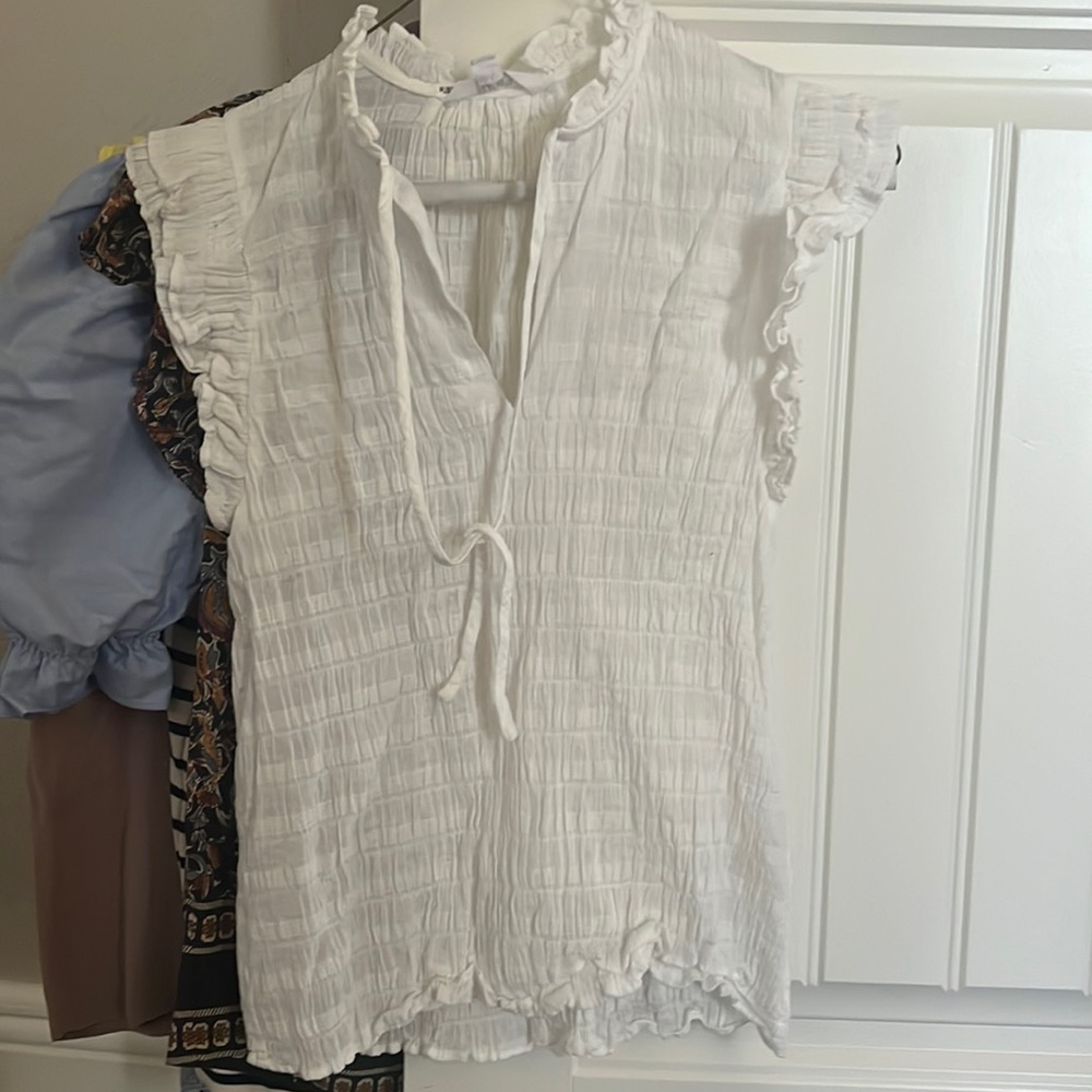 Gauze white ruffle sleeve, runs small